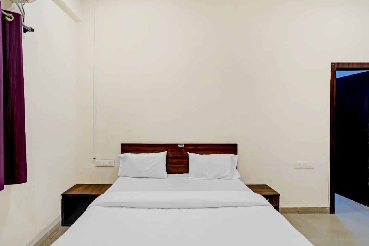 Amba Executive An Apartment Hotel Mundhva エクステリア 写真